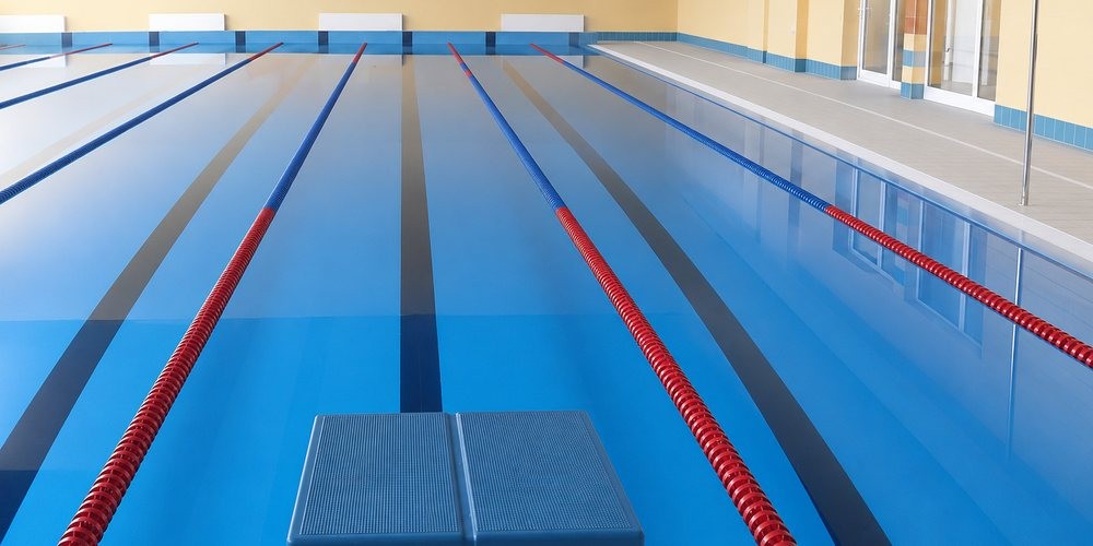 Basen sportowy z torami pływackimi